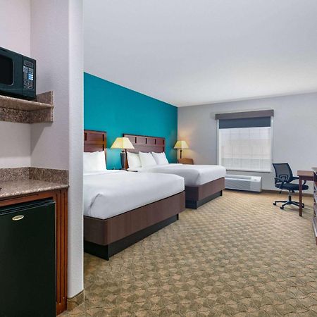 Baymont Inn & Suites By Wyndham Glen Rose Exterior photo