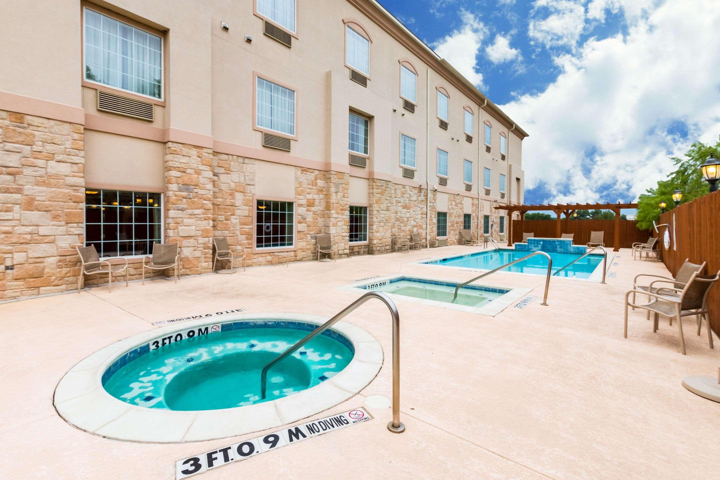 Baymont Inn & Suites By Wyndham Glen Rose Exterior photo