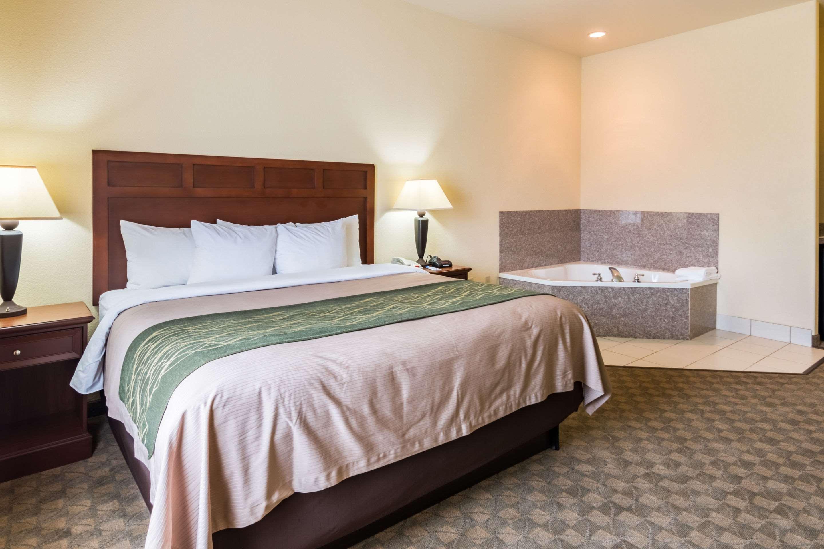 Baymont Inn & Suites By Wyndham Glen Rose Exterior photo