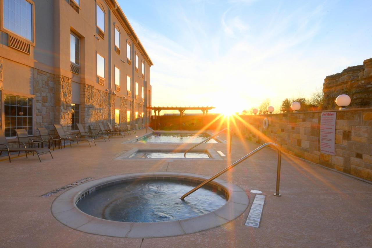 Baymont Inn & Suites By Wyndham Glen Rose Exterior photo