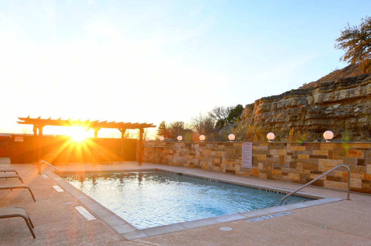 Baymont Inn & Suites By Wyndham Glen Rose Exterior photo