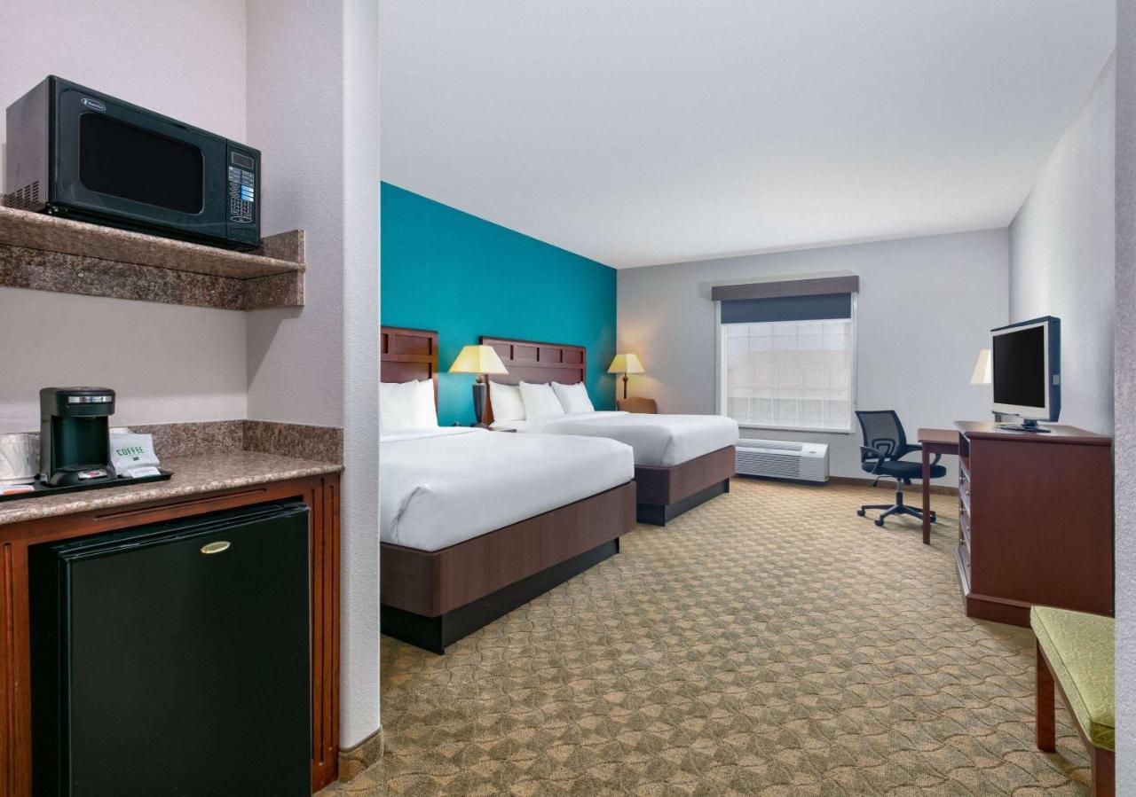Baymont Inn & Suites By Wyndham Glen Rose Exterior photo