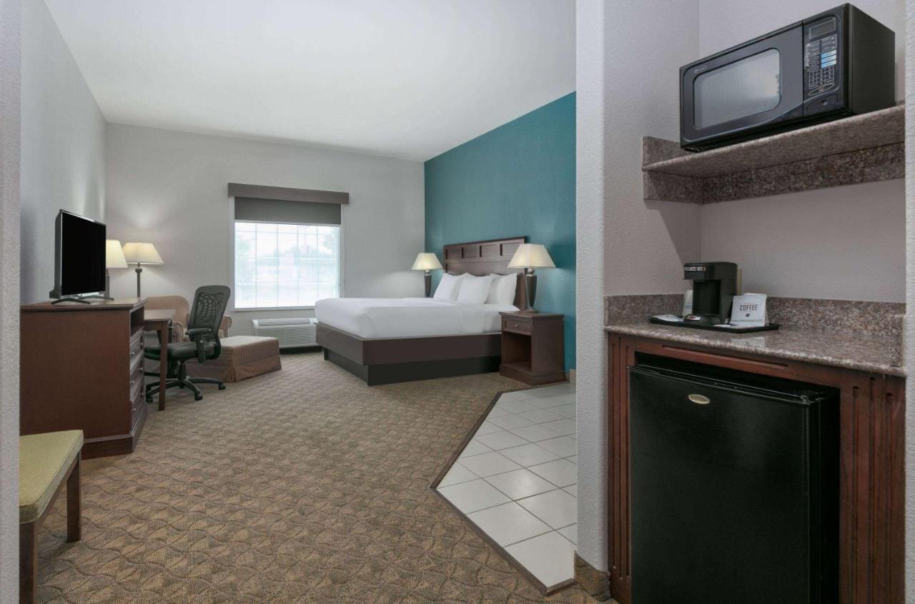 Baymont Inn & Suites By Wyndham Glen Rose Exterior photo