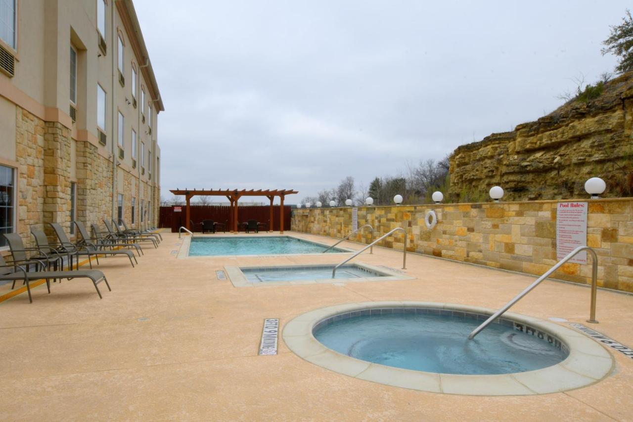 Baymont Inn & Suites By Wyndham Glen Rose Exterior photo