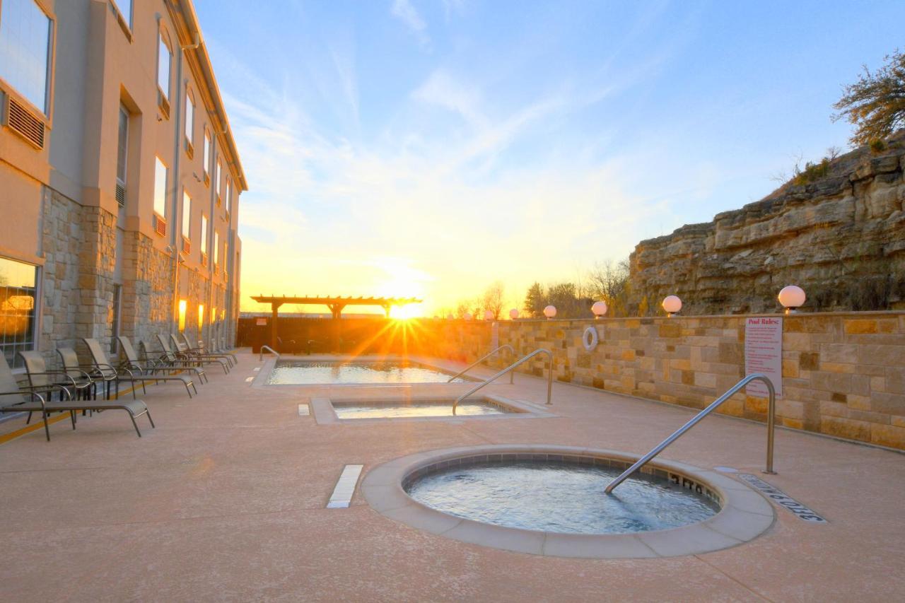 Baymont Inn & Suites By Wyndham Glen Rose Exterior photo