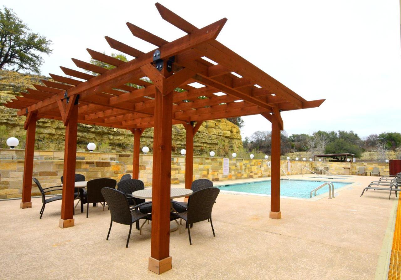 Baymont Inn & Suites By Wyndham Glen Rose Exterior photo