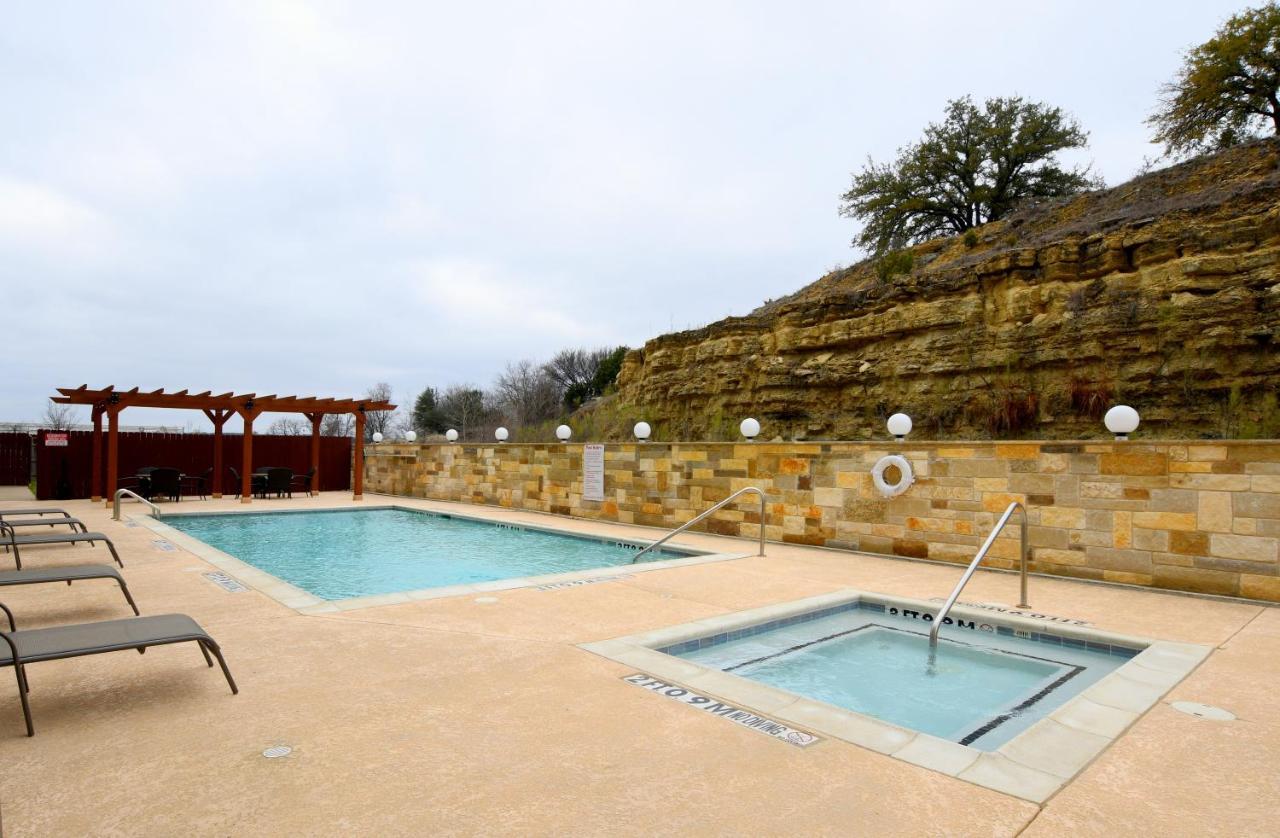 Baymont Inn & Suites By Wyndham Glen Rose Exterior photo