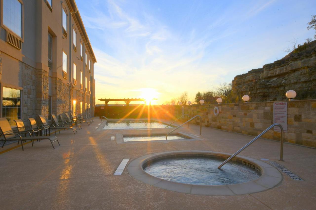 Baymont Inn & Suites By Wyndham Glen Rose Exterior photo