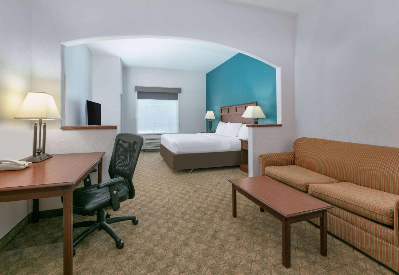 Baymont Inn & Suites By Wyndham Glen Rose Exterior photo