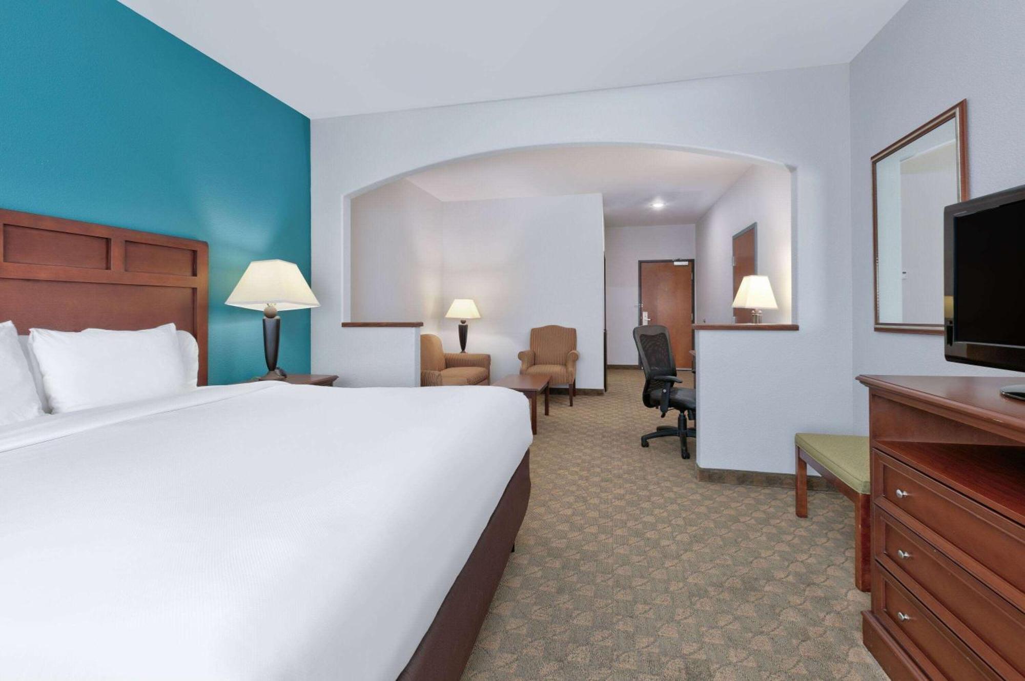 Baymont Inn & Suites By Wyndham Glen Rose Exterior photo