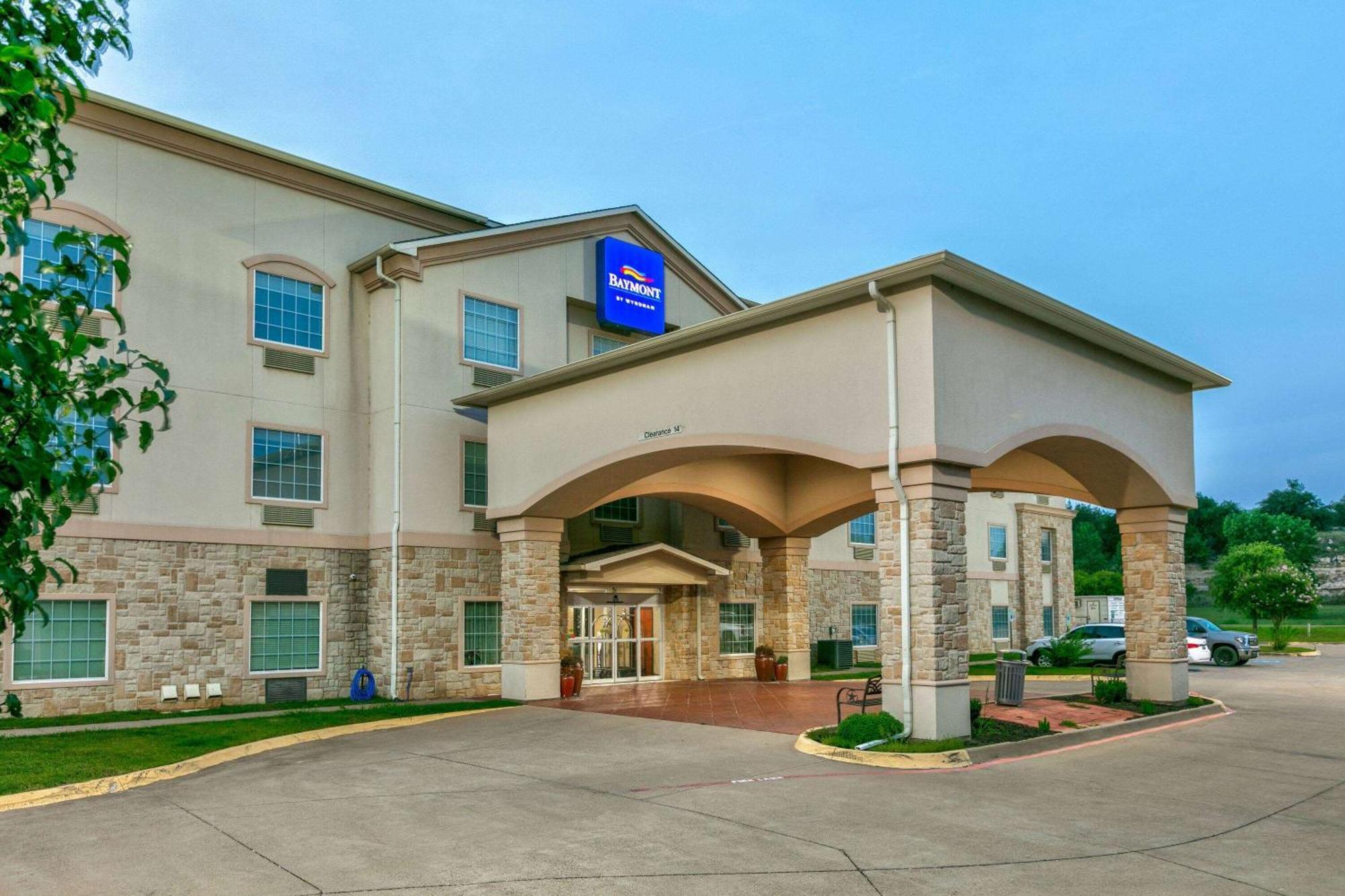 Baymont Inn & Suites By Wyndham Glen Rose Exterior photo