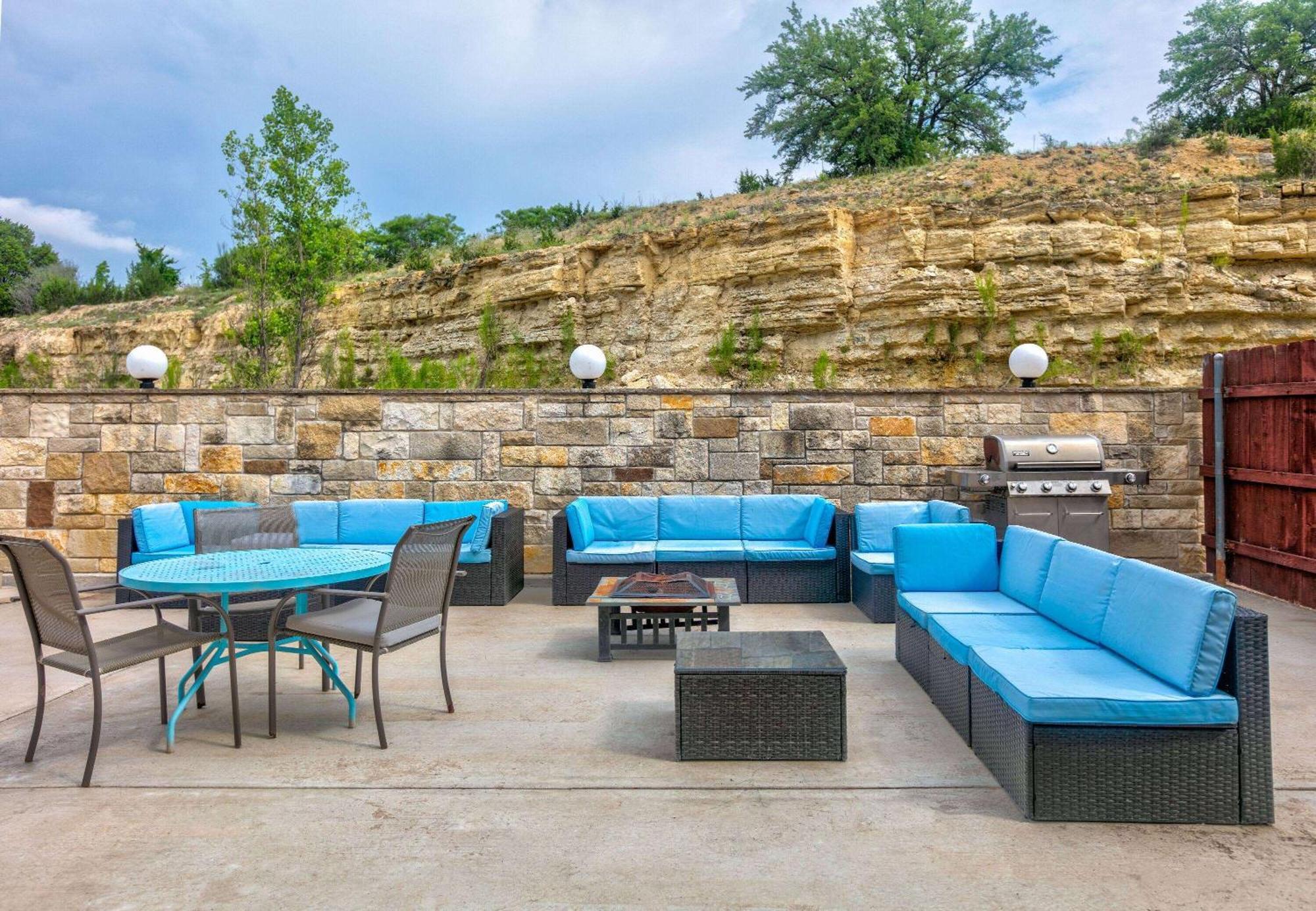 Baymont Inn & Suites By Wyndham Glen Rose Exterior photo